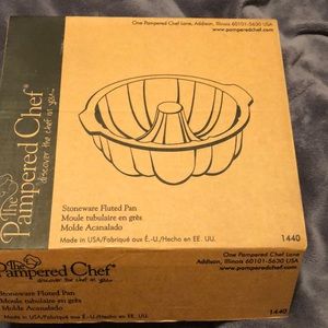 Pampered Chef Stoneware Fluted Pan